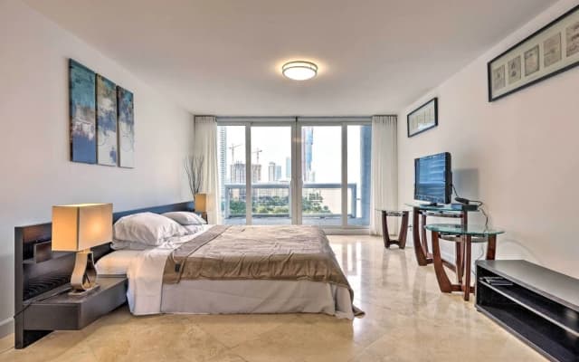 Waterfront High-Rise Condo - Miami Beach 5 Mi - photo 4
