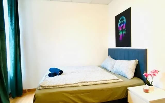 Stylish Shared 3-Bedroom Stay Near City - photo 4