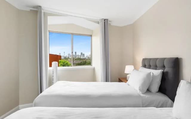Stylish 2-bed Camperdown Apartment With Balcony - photo 3