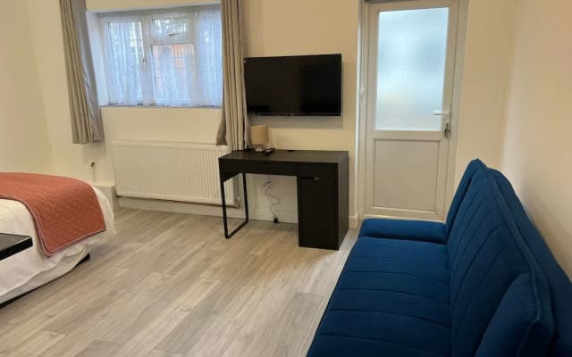 Remarkable 2-bed Apartment in Ilford, London - photo 2