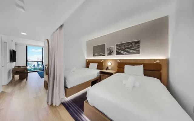 Chic Downtown 1BR with Stunning Views - photo 2