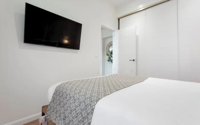 Central 2BD Apt Facing Torre Madrid Duque de Osuna - photo 4