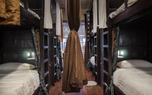 Bed & Butler Hostel - photo 4