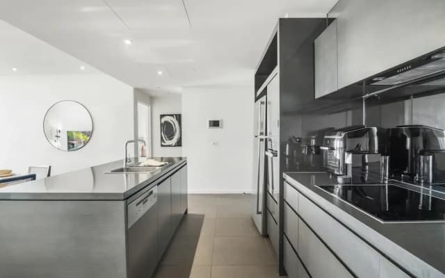 Stunning 2-bed Apartment With Water Views - photo 2