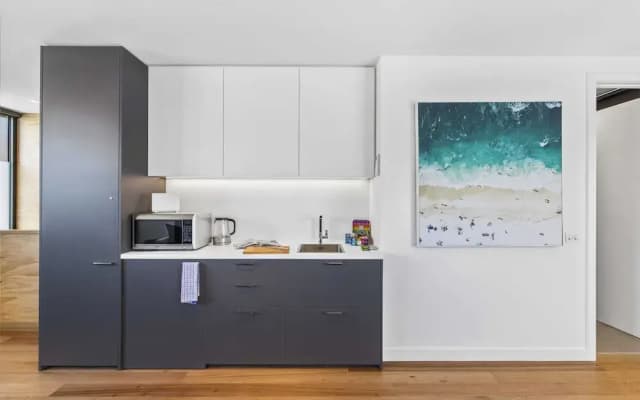 Stylish Studio With Great Amenities Near Beachside - photo 2