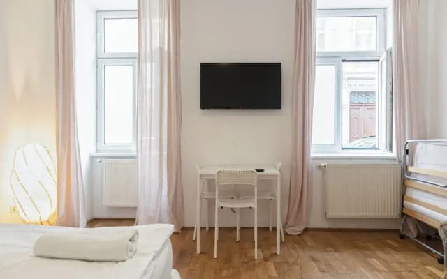 Welcoming 3BR Apt Steps From Belvedere - photo 4