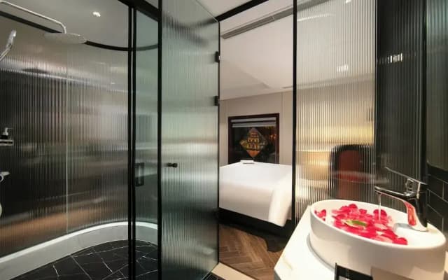 Le Premier Hotel & Rooftop Bar - photo 3