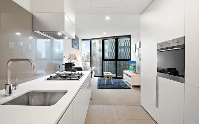 Stylish Southbank 1-bed Flat With Luxury Amenities - photo 2