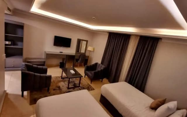 Grand Plaza Hotel - photo 5