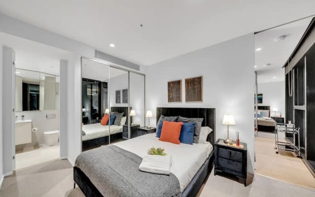 Melbourne Square Apartments - photo 4