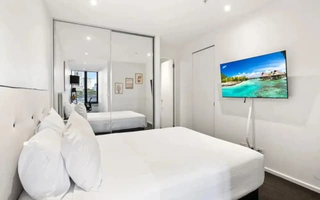 Stylish Southbank 2-bed Flat w/ Balcony - photo 2
