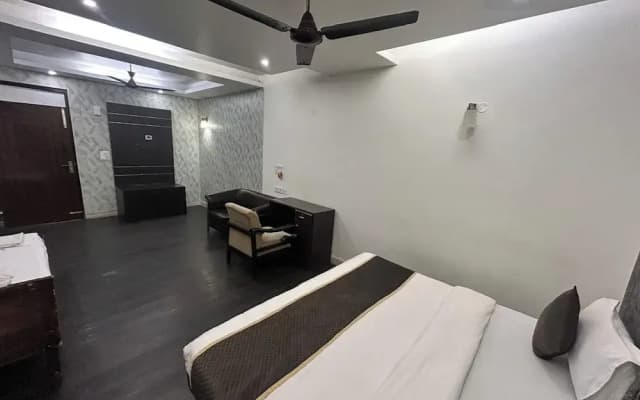 Hotel 82 Inn - photo 2