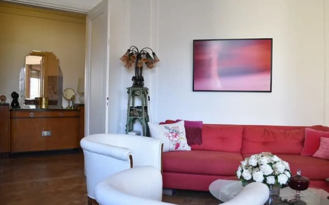 3 Bedroom Flat At The Foot of Bon Marché - photo 2