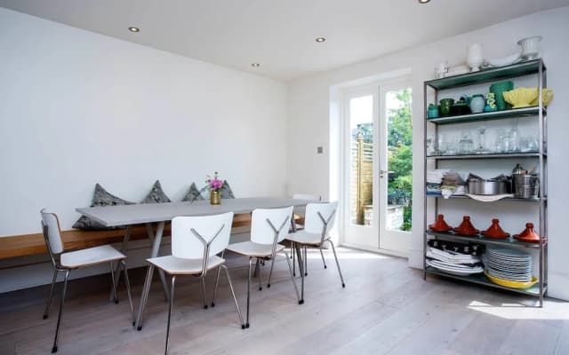 Queen's Park Family Home - photo 4