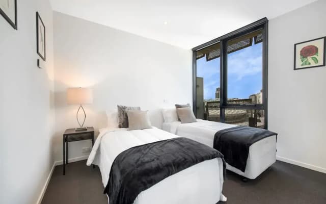 FARINA, 1BDR Docklands Apartment - photo 2