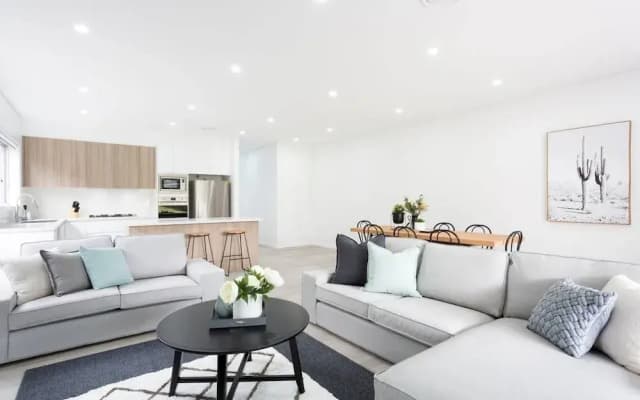 5 Bedroom Sydney Mansion with Parking - photo 3