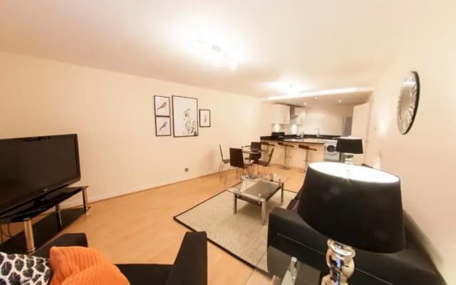 Bright, Classy 2BR Riverside Flat for 4 - photo 2