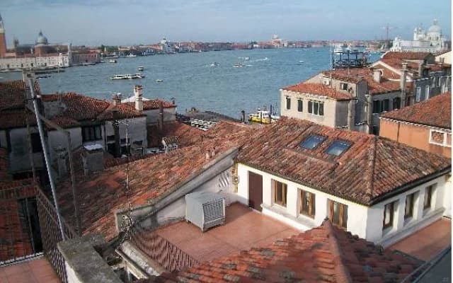 A Bed in Venice - photo 4