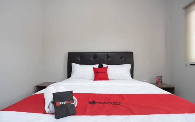 RedDoorz near Roxy - photo 2