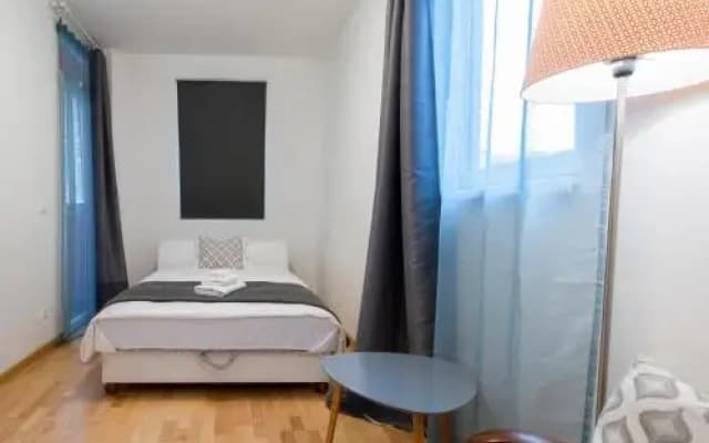 Modern 3 Br Apt with Balcony - photo 3