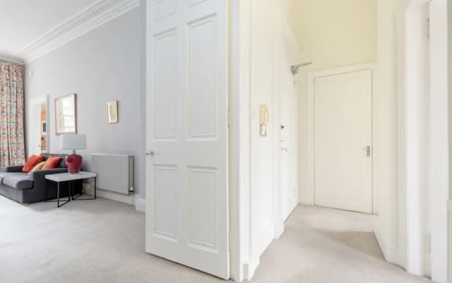 Light and Spacious 2 Bedroom Flat in Heart of Edinburgh - photo 5