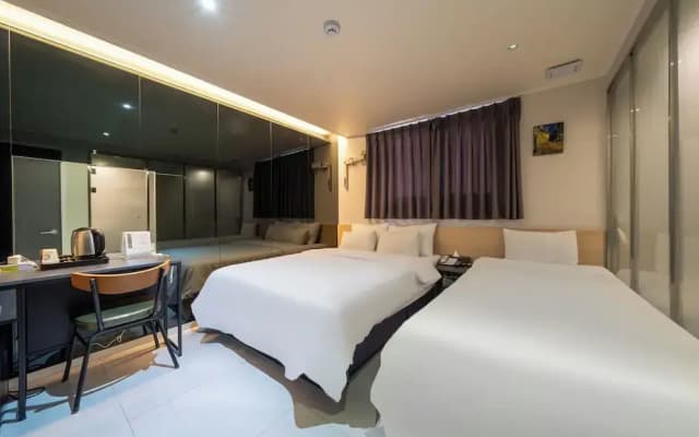 M&Lucky Hotel - photo 2