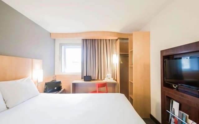 ibis London Heathrow Airport - photo 4