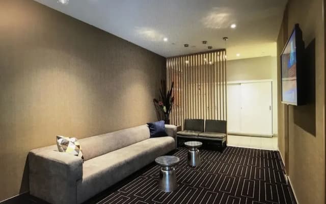 225 Melbourne Tower - photo 2
