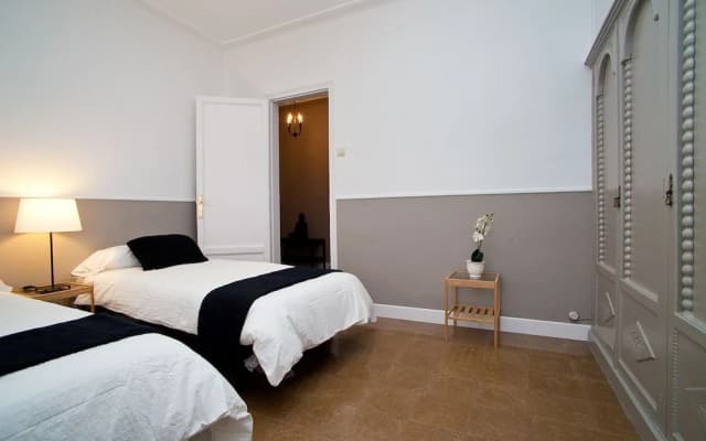 Cute & Spacious Eixample Apartment - photo 3