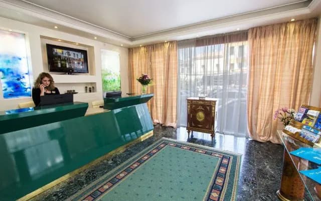 Triton Hotel Piraeus - photo 4