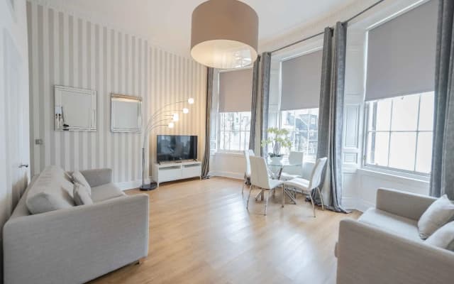 Edinburgh Castle Apartments and Suites - photo 5