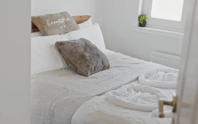 Cozy Edinburgh 2BR With CAR Parking - photo 4