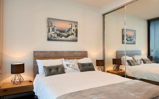 Panoramic Melbourne Views from Stylish Apartment - photo 2