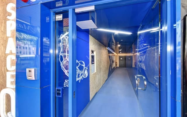 Space Q Capsule Hotel - photo 3