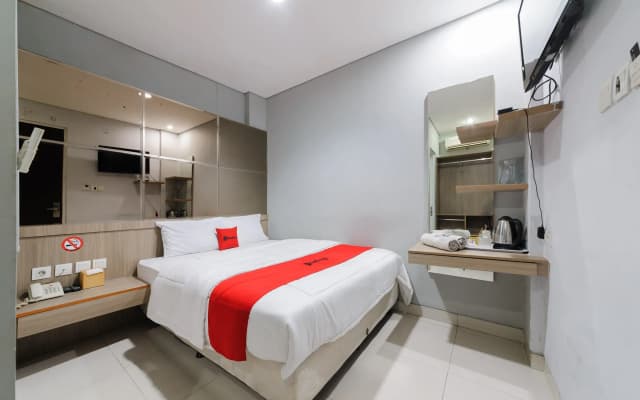RedDoorz Plus near Grand Indonesia Jakarta - photo 4