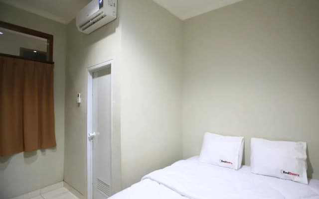 RedDoorz Karet Pedurenan - photo 3
