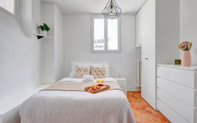 Bright 1BR Bastille Getaway - 4 Guests - photo 2