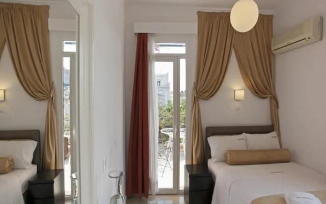 Metropolis Hotel - photo 2
