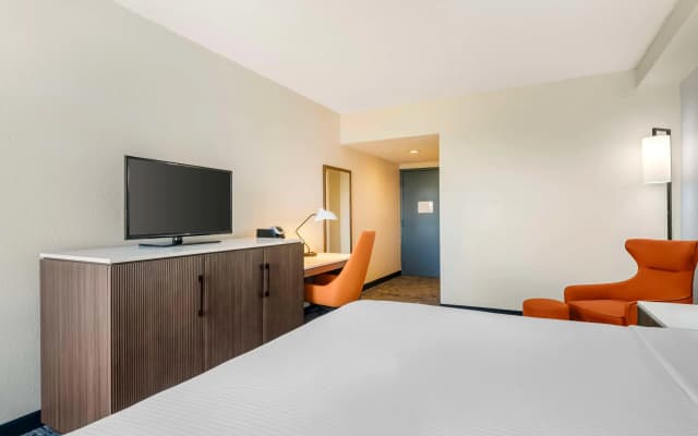 Best Western Plus Universal Inn - photo 4