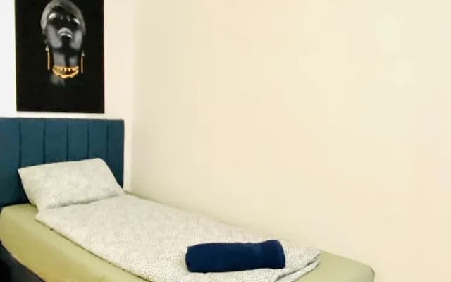 Stylish Shared 3-Bedroom Stay Near City - photo 2