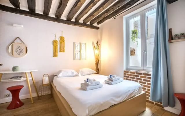 Chic Apartment With Patio - 2br/6p - Le Marais - photo 4