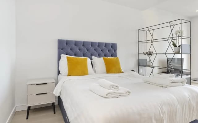 Luxury Waterfront Studio in Canary Wharf by Underthedoormat - photo 3