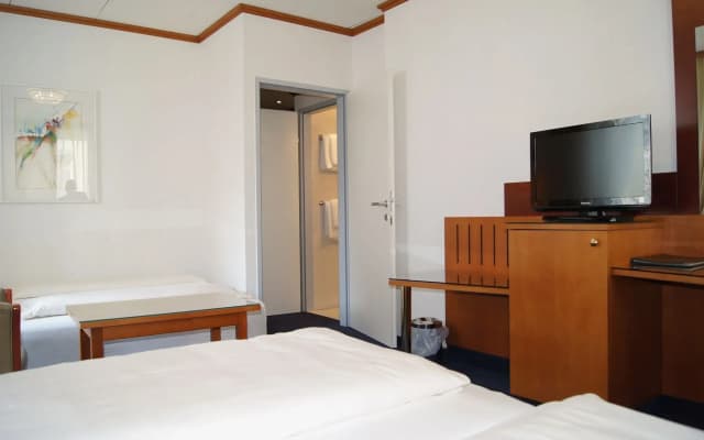 The Weekend Hotel - photo 2