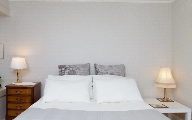 Chic + Shore-side: 17th Century Home With Parking! - photo 5