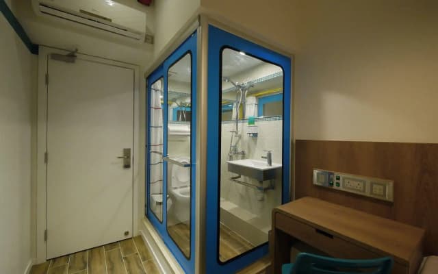 Panda's Hostel - Hot Dog Bus - photo 3