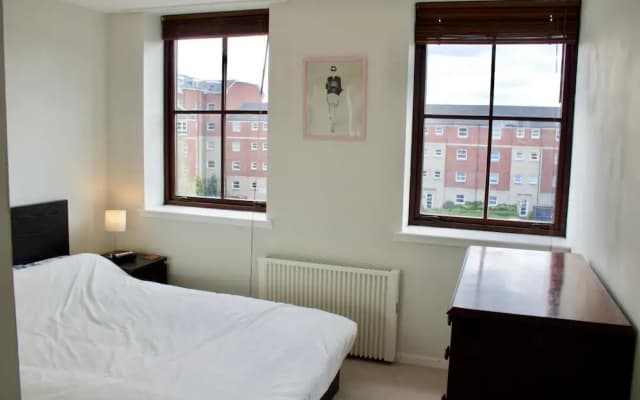 Spacious 2 Bedroom Flat - photo 2