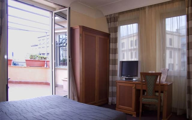 J Maluni City Hotel - photo 5