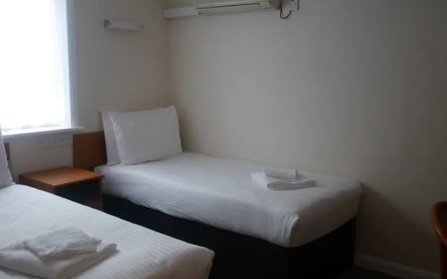 Shepiston Lodge Heathrow - photo 4
