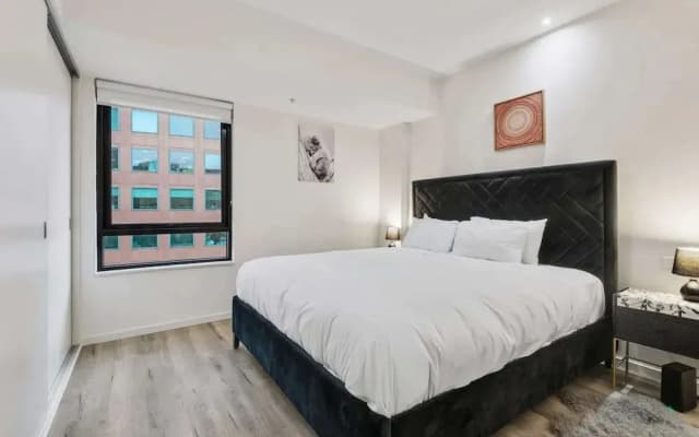 Central Southbank 1-bed Apartment - photo 3