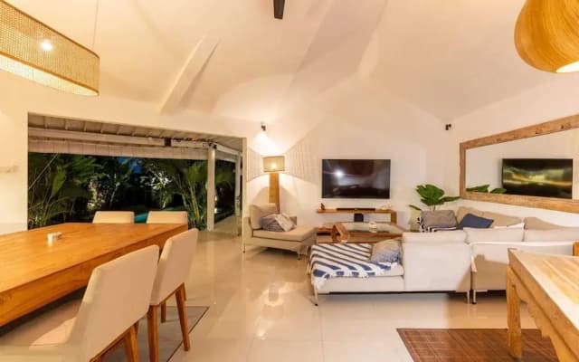 3BR Charming Villa 2 Minutes From Berawa Beach - photo 3
